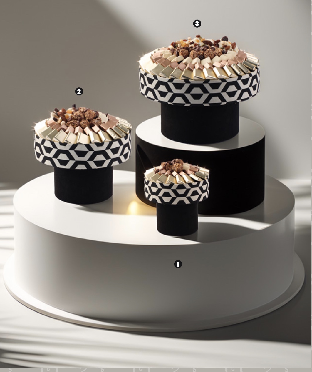 Coupe graphique noire et beige sur socle